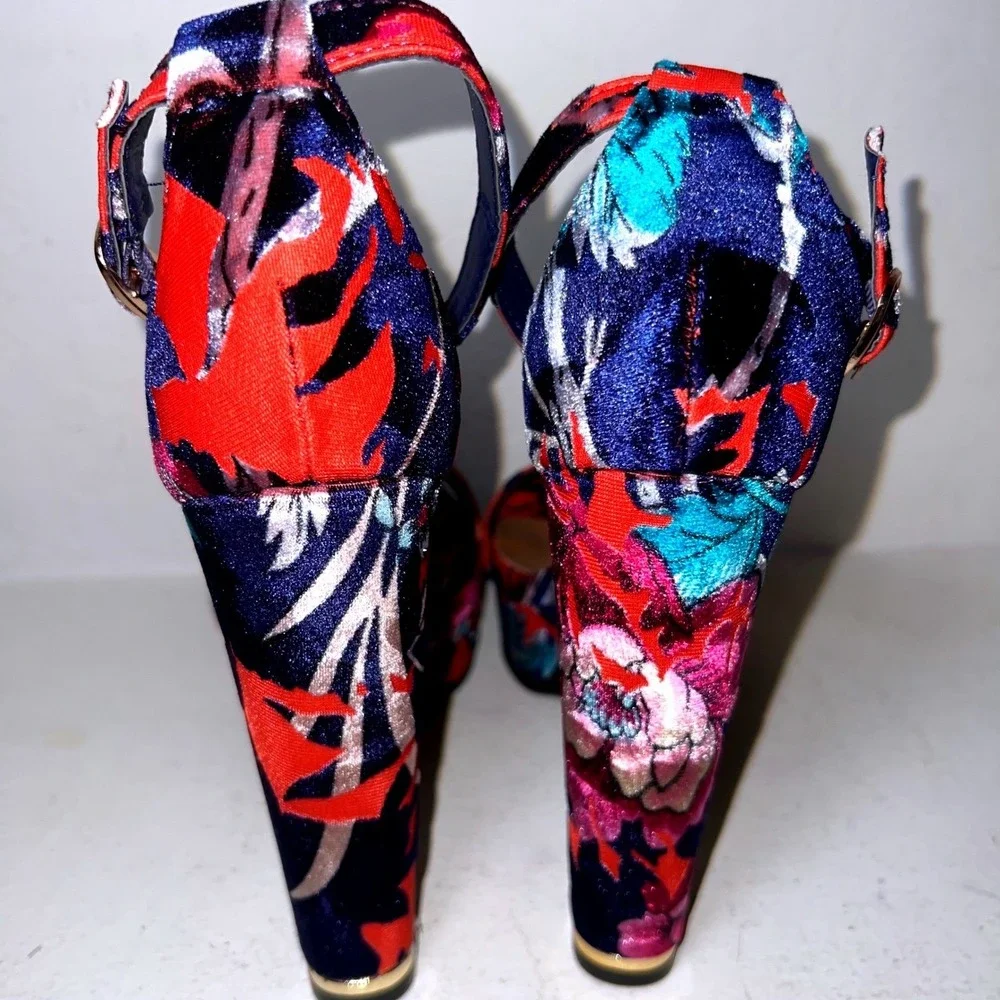 Bamboo Inclined Womens Tropical Floral Velvet Platform Block Heel Sandals size 6